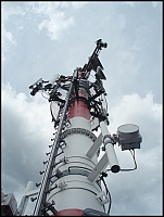 Telekomunikační zařízení na vrcholu rozhledny