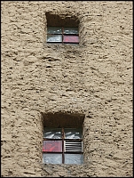 Barevné luxfery v oknech zvenku