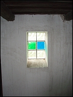 Barevné luxfery v oknech zevnitř - modré a zelené