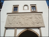 Zelená brána - reliéf M. Alše