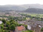 Stirling - výhled od hradu na památník Williama Wallace a kamenný most 'Stirling Bridge'